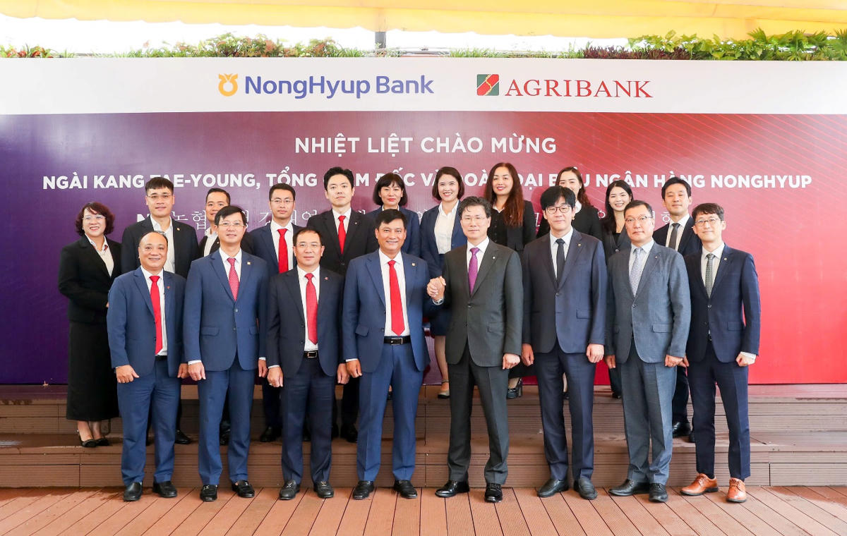 Đại diện NongHyup Bank và Agribank chụp ảnh tại chương trình hợp tác