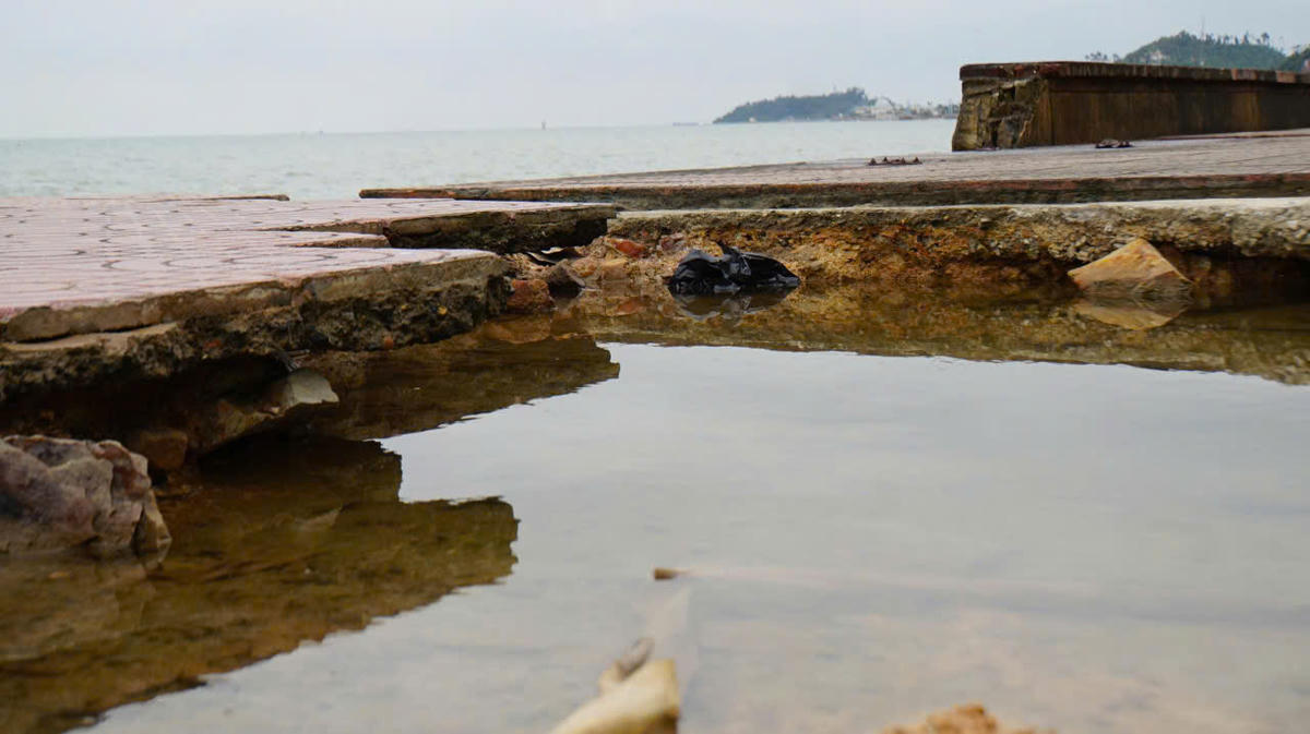 Nhiều khu vực vỉa hè bị sụt, lún, đọng nước tại khu du lịch Đồ Sơn. Ảnh: PT.&nbsp;