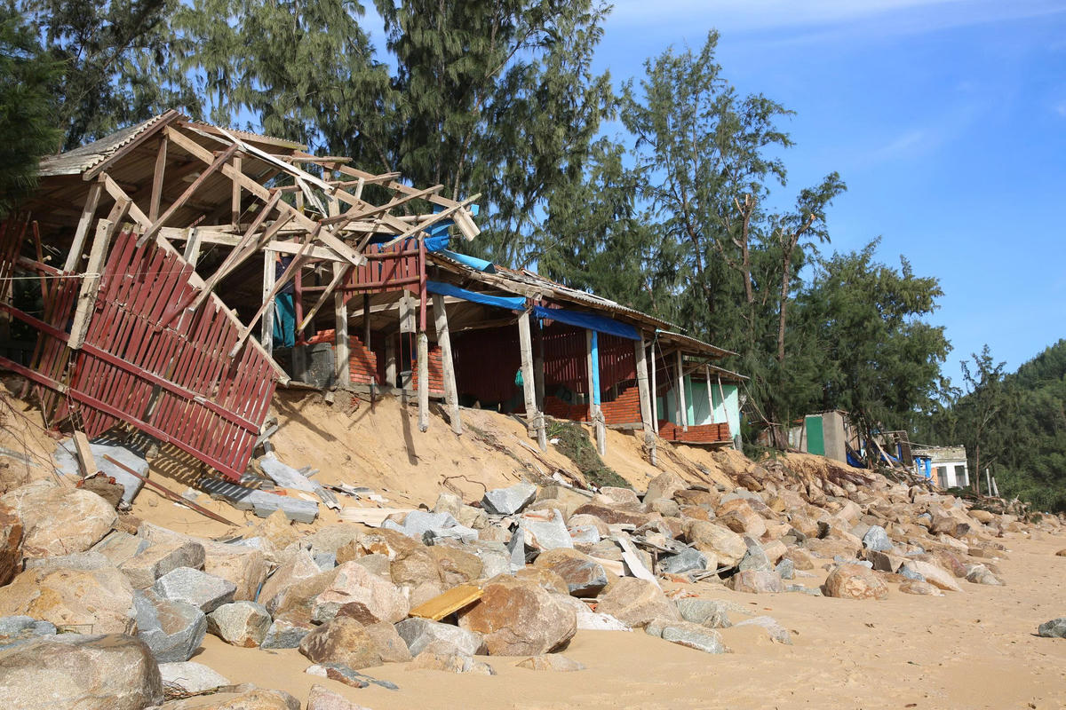 Cả dãy phố Châu Me, phường Sa Huỳnh tan hoang do nơi hứng trọn cơn cuồng nộ. Ảnh Tấn Thành.