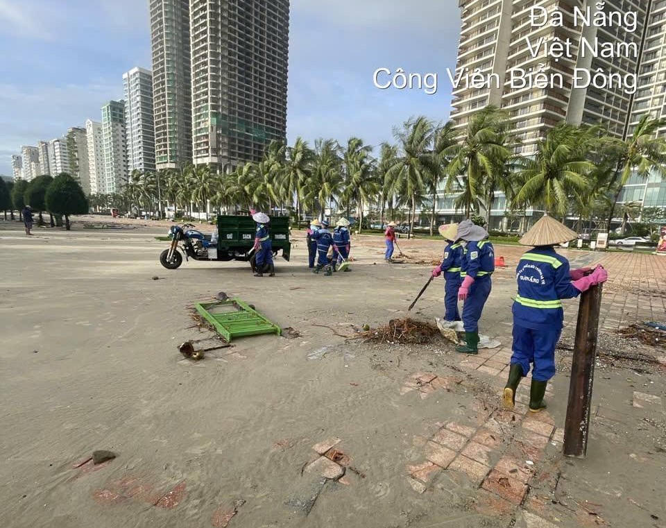 Xí nghiệp Môi trường sông biển dọn vệ sinh Công viên biển Đông. Ảnh: Nguyễn Tú.