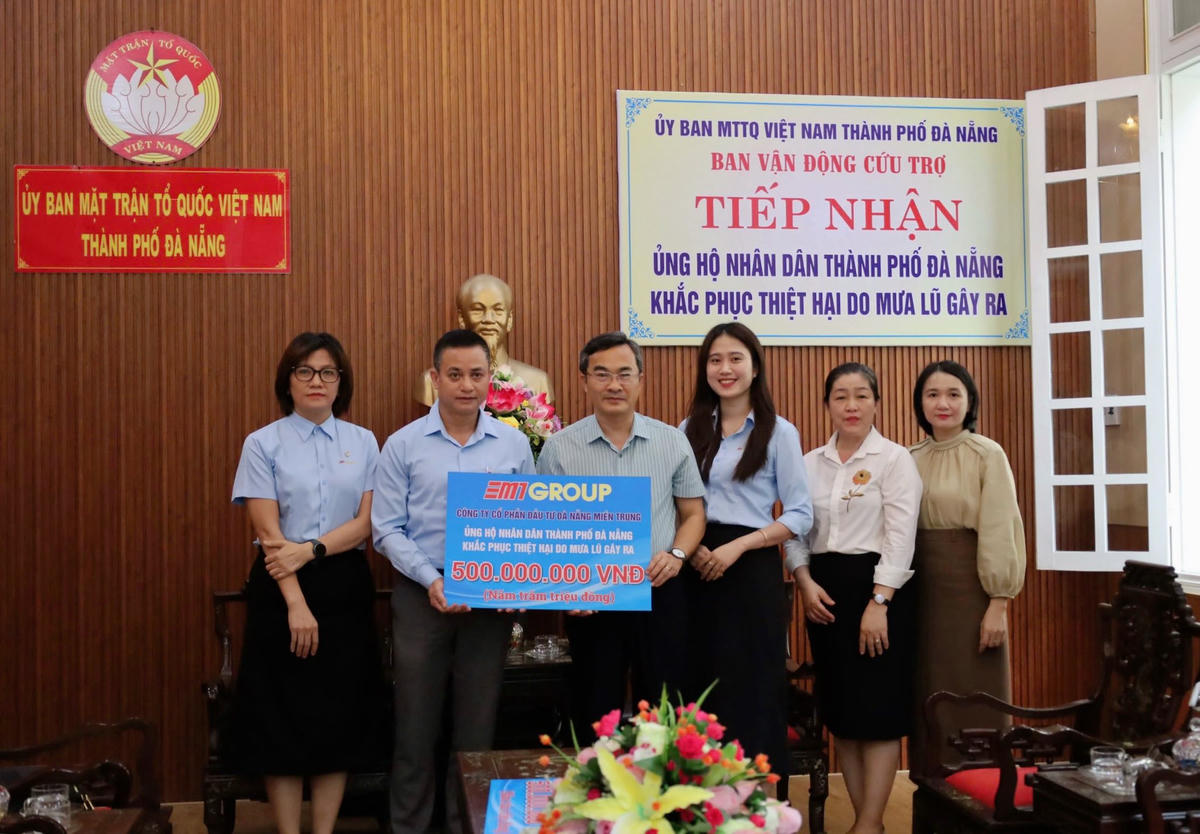 Công ty CP Đầu tư Đà Nẵng Miền Trung ủng hộ 500 triệu đồng cứu trợ đồng bào. Ảnh: Nguyễn Tú