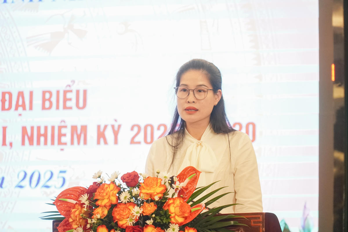 Bà Trần Thị Thoa - Phó Chủ tịch MTTQ tỉnh trình bày báo cáo kiểm điểm tại hội nghị. Ảnh: Đình Minh.