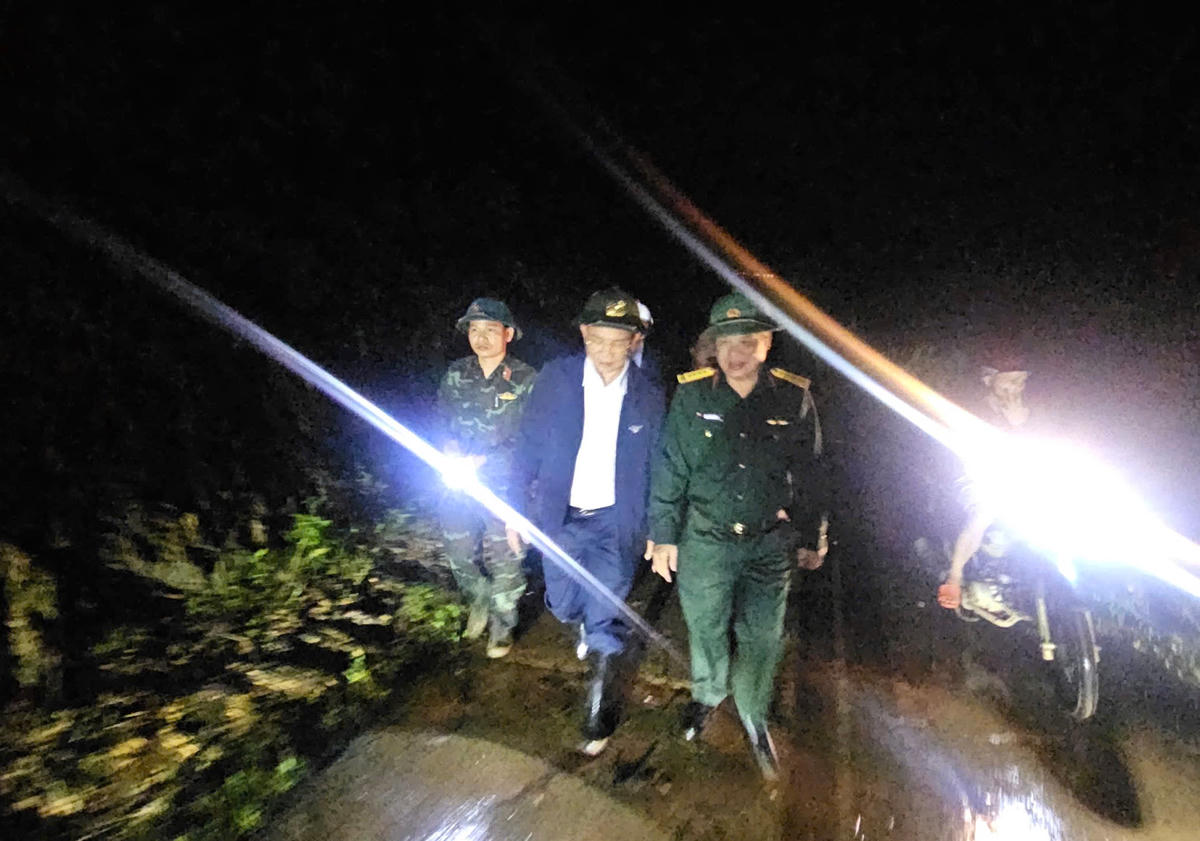Trong đêm, Chủ tịch UBND tỉnh Hồ Văn Mười cùng lãnh đạo Bộ Chỉ huy Quân sự tỉnh Lâm Đồng có mặt tại hiện trường. Ảnh: TT.. 