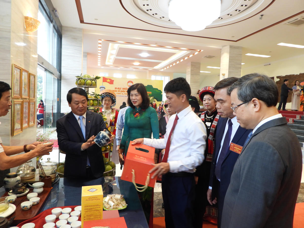 Bí thư Tỉnh ủy Tuyên Quang Hầu A Lềnh tham quan gian trưng bày sản phẩm đặc trưng của Tuyên Quang tại Đại hội. Ảnh: Đ.S.