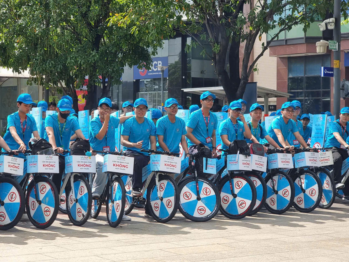 Sinh viên các trường đại học tham gia đạp xe diễu hành hưởng ứng chiến dịch tại TPHCM. Ảnh: S.X