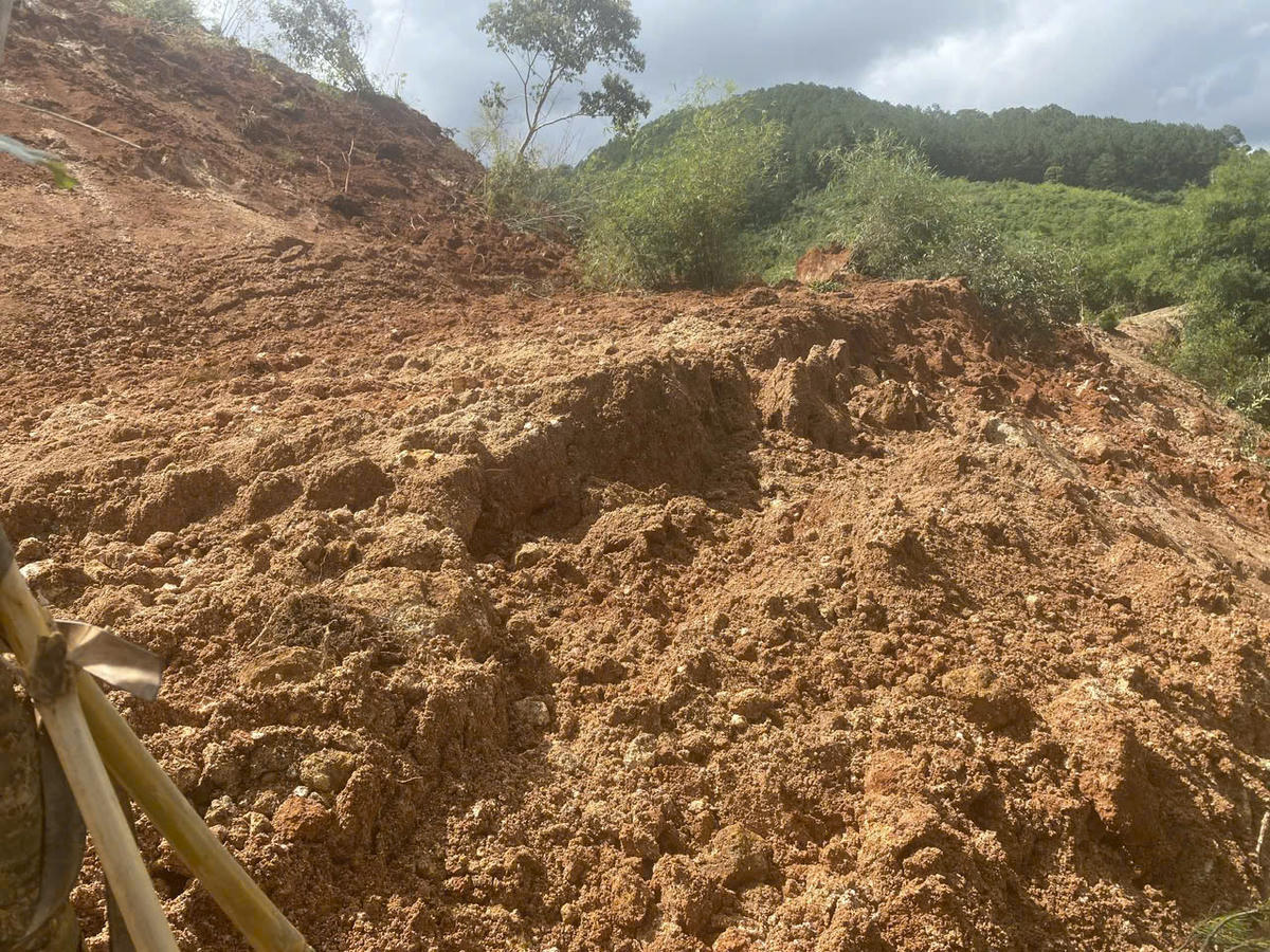 Lực lượng chức năng phong tỏa khu vực nơi xảy ra sạt lở đất đá. Ảnh: CV.