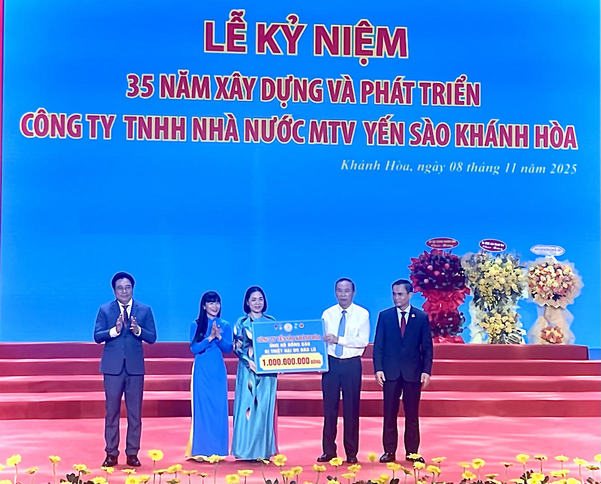 Bà Trần Thu Mai, Ủy viên Ban Thường vụ Tỉnh ủy, Phó Chủ tịch Thường trực Ủy ban Mặt trận Tổ quốc Việt Nam tỉnh Khánh Hòa tiếp nhận 1 tỷ đồng của Công ty Yến sào Khánh Hòa ủng hộ đồng bào lũ lụt. (ảnh Thùy Trang)