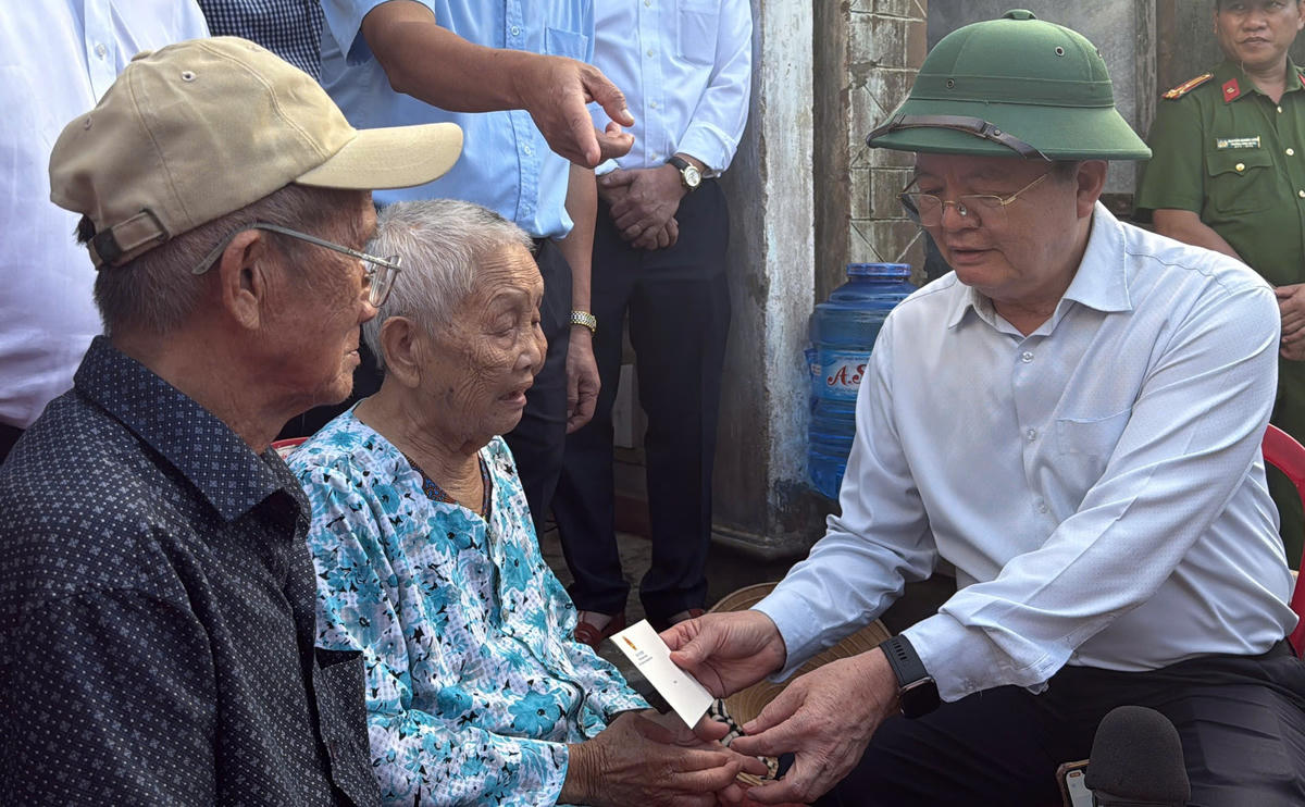 Phó Thủ tướng Chính phủ Mai Văn Chính thăm gia đình bà Huỳnh Thị Nhau. Ảnh: CL.