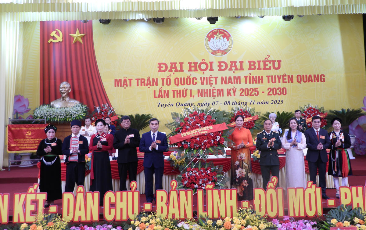 Ủy viên Trung ương Đảng, Phó Chủ tịch UBTƯ MTTQ Việt Nam Hà Thị Nga tặng hoa chúc mừng Đại hội. Ảnh: 