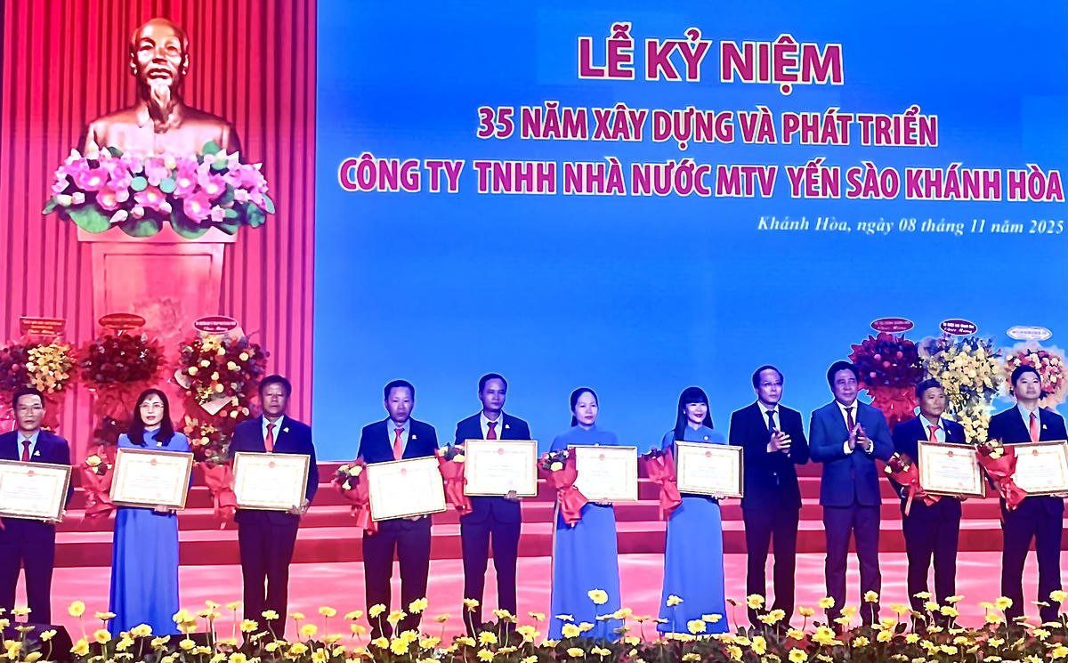 Tập thể và cá nhân Công ty Yến sào Khánh Hòa nhận Bằng khen của Thủ tướng Chính phủ và Chủ tịch UBDN tỉnh Khánh Hòa trao tặng (ảnh Thùy Trang)