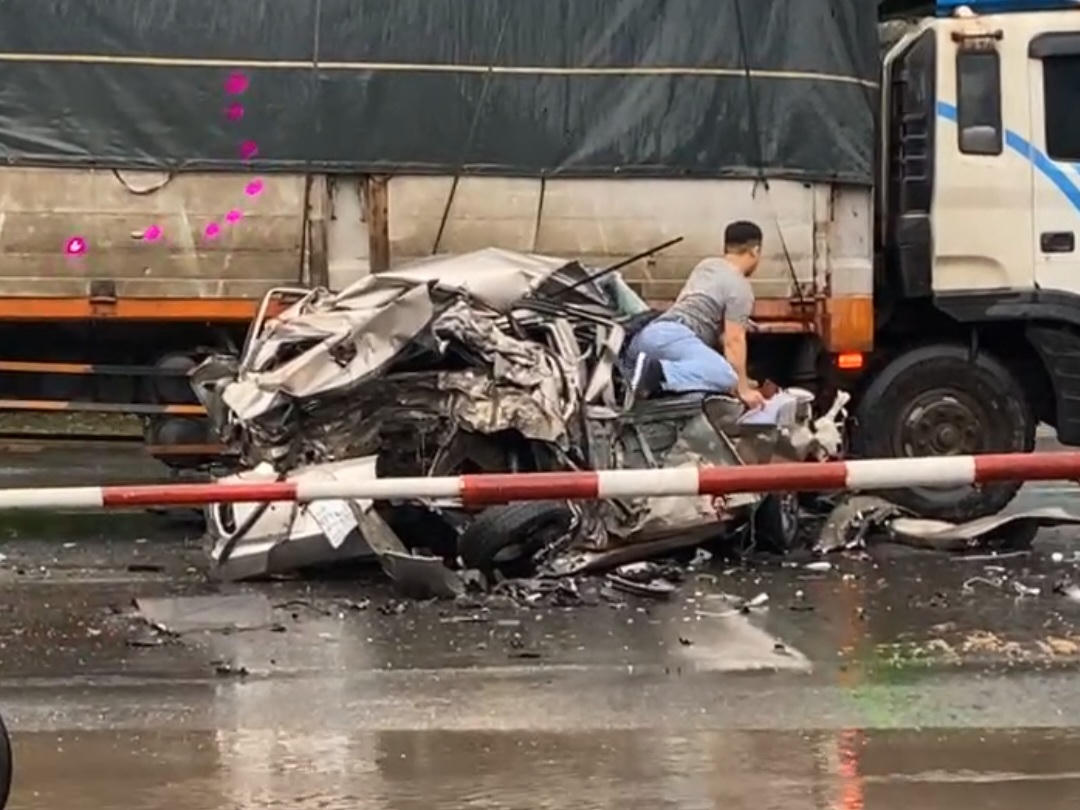 Tài xế bước ra từ xe ô tô bị vò nát. Ảnh: N.B