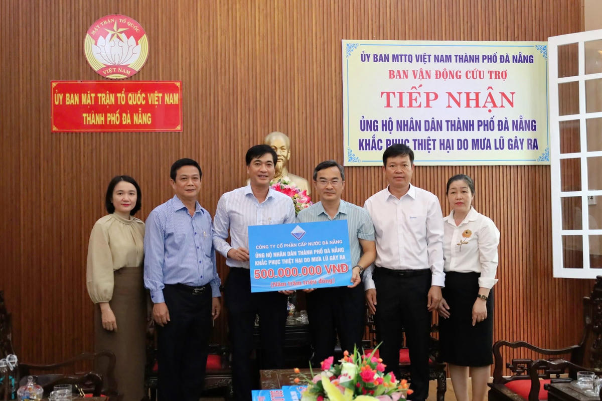 Công ty CP Cấp nước Đà Nẵng (Dawaco) ủng hộ 500 triệu đồng cho người dân vùng thiên tai. Ảnh: Nguyễn Tú.