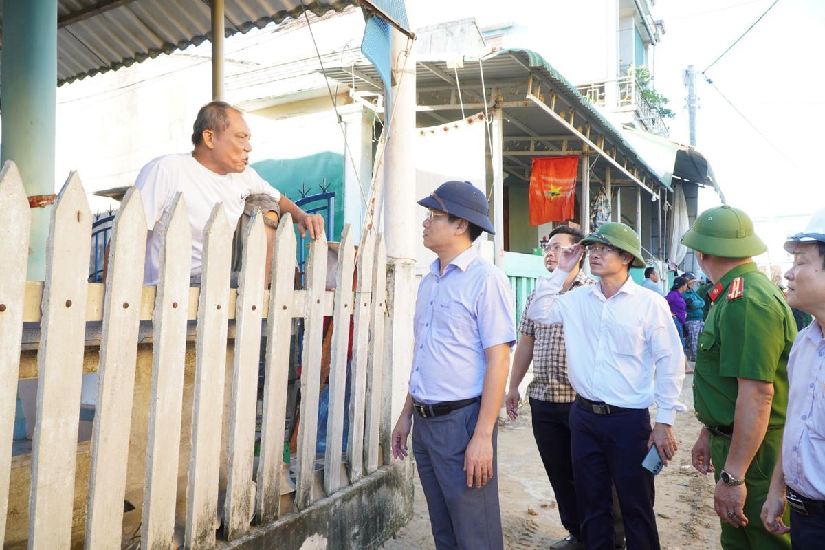 Phó Chủ tịch UBND tỉnh Quảng Ngãi Đỗ Tâm Hiển thăm hỏi người dân xã Tịnh Khê bị thiệt hại do ảnh hưởng bão số 13. Ảnh: CV.