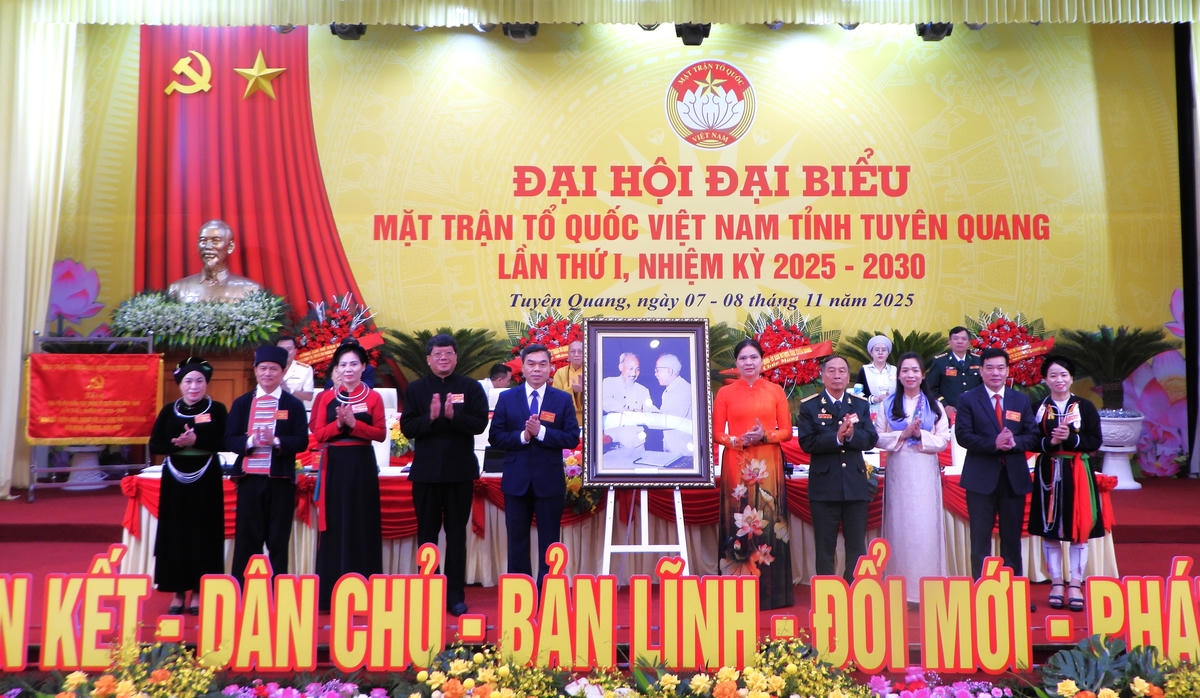 Ủy viên Trung ương Đảng, Phó Chủ tịch UBTƯ MTTQ Việt Nam  Hà Thị Nga tặng Đại hội bức ảnh Bác Hồ với Bác Tôn. Ảnh: X.T.