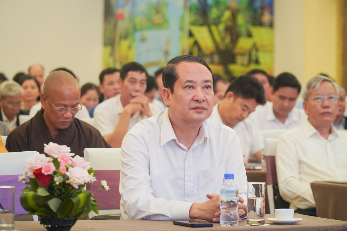 Ông Mai Văn Tuất - Phó Bí thư Tỉnh ủy, Chủ tịch Ủy ban MTTQ tỉnh dự và chủ trì hội nghị. Ảnh: Đình Minh.