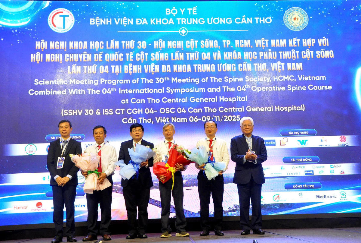 Lãnh đạo các bệnh viện, chuyên gia chụp ảnh lưu niệm tại Hội nghị. Ảnh Trung Kiên&nbsp;