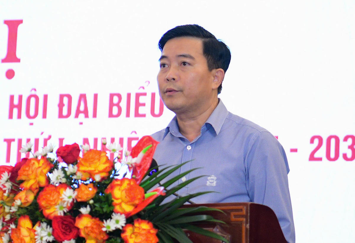 Ông Đinh Trường Sơn - Phó Chủ tịch MTTQ tỉnh trình bày báo cáo chính trị tại hội nghị. Ảnh: Đình Minh.