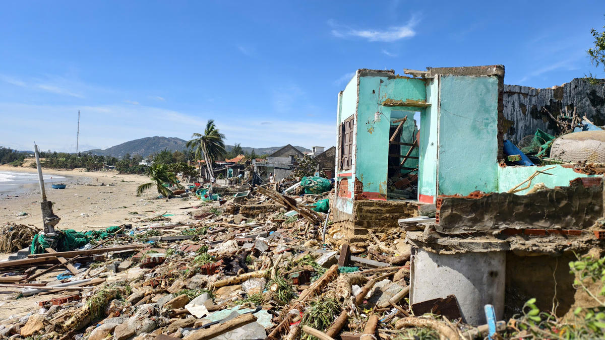 Nhiều ngôi nhà trên địa bàn tỉnh Gia Lai sập đổ hư hỏng nặng sau bão số 13. Ảnh: Tấn Thành.