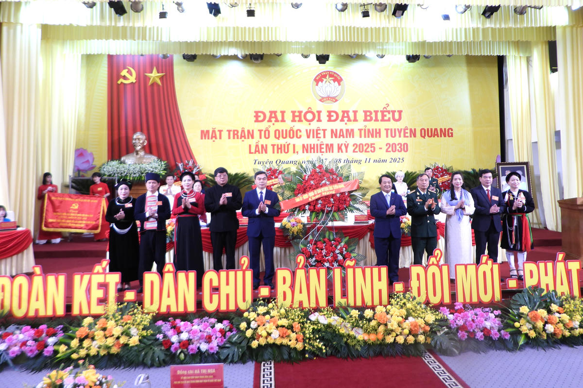 Bí thư Tỉnh ủy Tuyên Quang Hầu A Lềnh tặng hoa chúc mừng Đại hội. Ảnh: Đ.S.