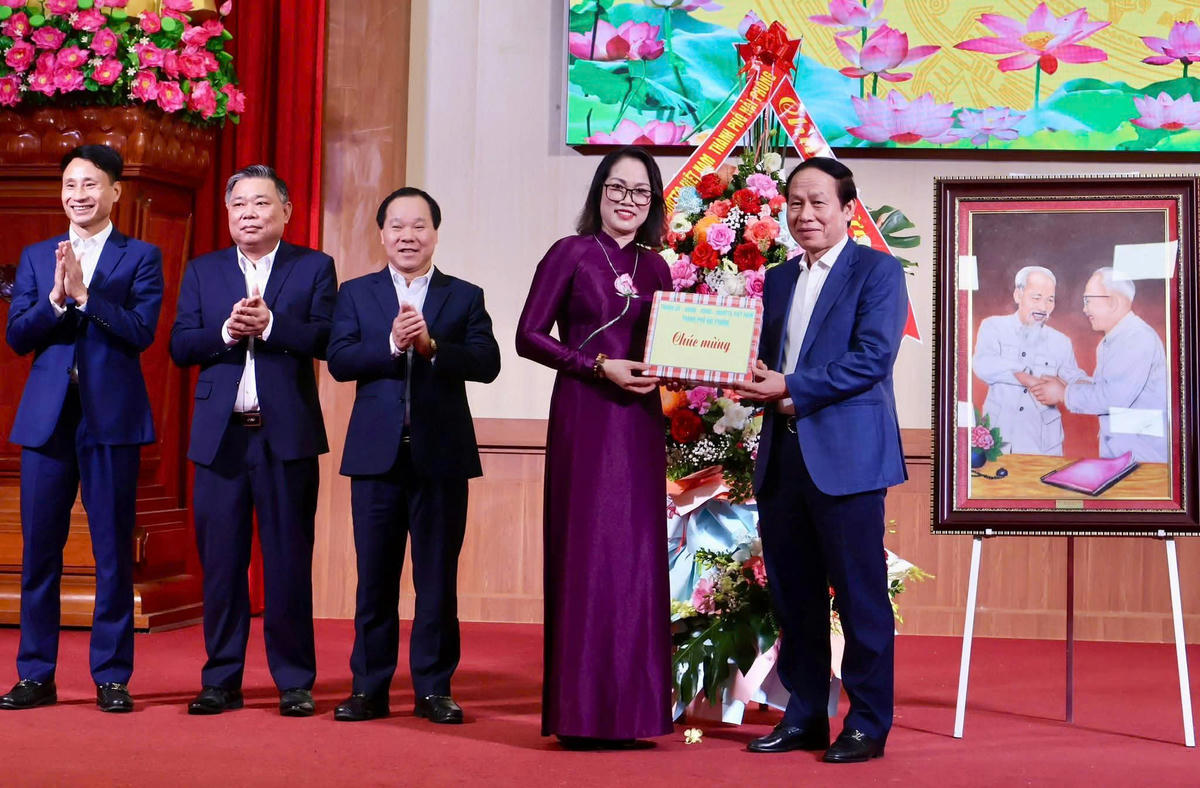 Bí thư Thành uỷ Hải Phòng Lê Tiến Châu trao quà cho cán bộ và nhân dân xã Phú Thái. Ảnh: NH.&nbsp;