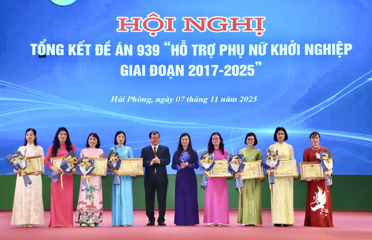 Bà Nguyễn Thị Thu Hiền, Phó Chủ tịch Trung ương Hội Liên hiệp Phụ nữ Việt Nam; ông Nguyễn Minh Hùng, Phó Chủ tịch UBND thành phố Hải Phòng trao bằng khen cho các tập thể, cá nhân tiêu biểu trong triển khai Đề án 939. Ảnh: PT.