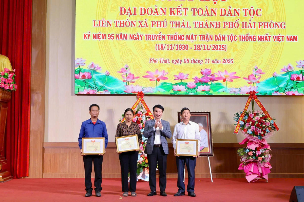 Ông Nguyễn Đức Tuấn, Phó Chủ tịch Thường trực Ủy ban MTTQ thành phố tặng bằng khen 1 tập thể, 2 cá nhân có thành tích&nbsp;xuất sắc trong thực hiện Cuộc vận động “Toàn dân đoàn kết xây dựng nông thôn mới, đô thị văn minh". Ảnh: NH.&nbsp;