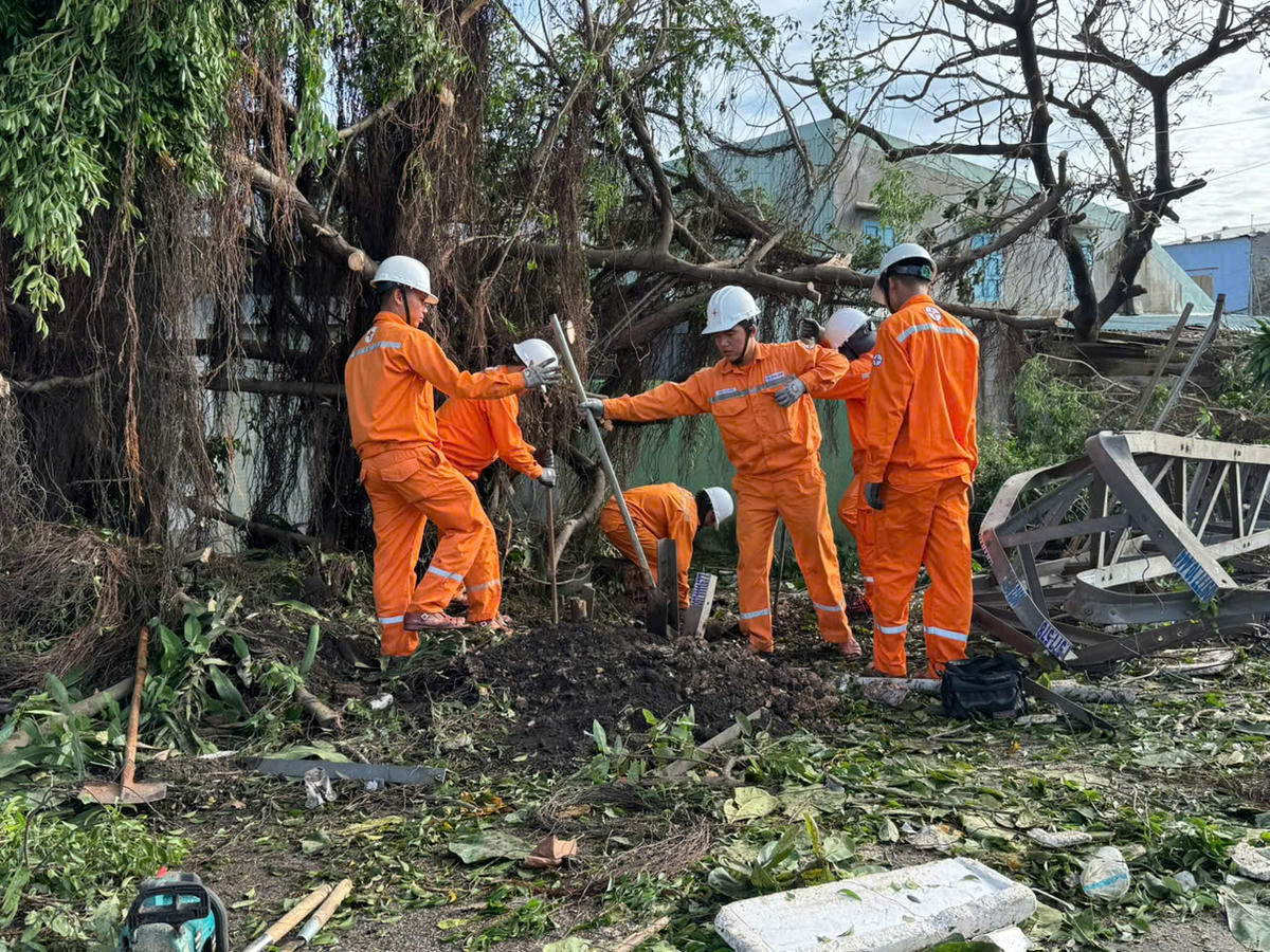 Lực lượng của điện lực khắc phục trụ điện bị gãy trụ điện trên tuyến đường Đống Đa phường Quy Nhơn. Ảnh Tấn Thành.