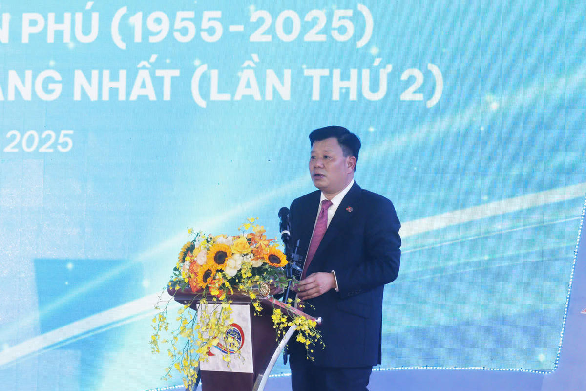 Phó Chủ tịch UBND thành phố Lê Trung Kiên đề nghị Trường THCS Trần Phú tiếp tục đổi mới căn bản; nâng cao chất lượng giáo dục toàn diện. Ảnh: PT.&nbsp;