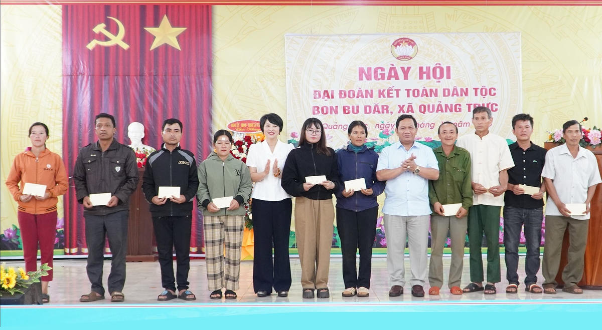 Bà Phạm Thị Phúc, Phó Bí thư Tỉnh ủy, Chủ tịch Ủy ban MTTQ Việt Nam tỉnh và đoàn công tác của tỉnh  Lâm Đồng tặng quà cho các hộ nghèo xã Quảng Trực trong Ngày hội. (ảnh ctv)


