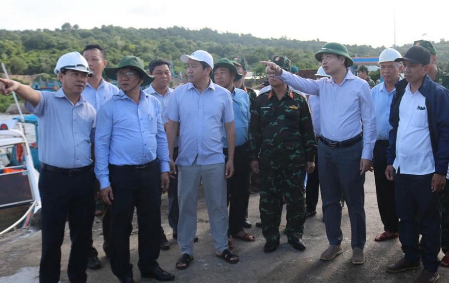 Ông Tạ Anh Tuấn, Phó Bí thư Tỉnh ủy, Chủ tịch UBND tỉnh Đắk Lắk cùng đoàn công tác kiểm tra công tác phòng chống bão số 13 tại cảng cá Dân Phước. (ảnh H.L)