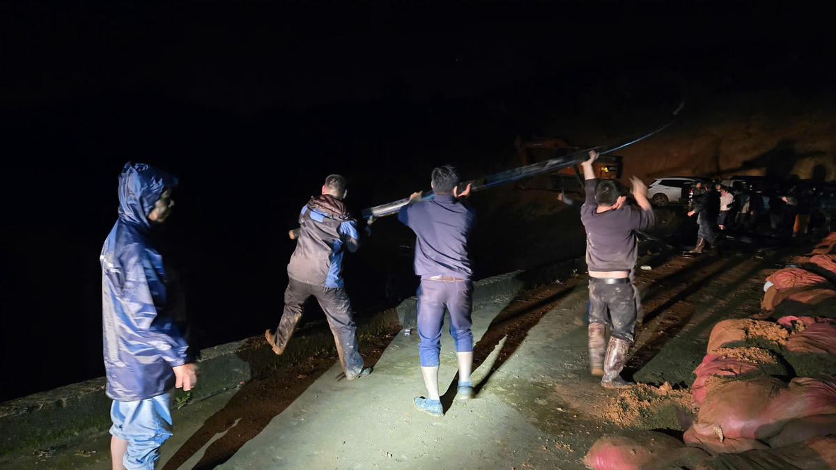 Lực lượng quân đội và dân quân nỗ lực hết sức gia cố hồ đập. Ảnh:TT.