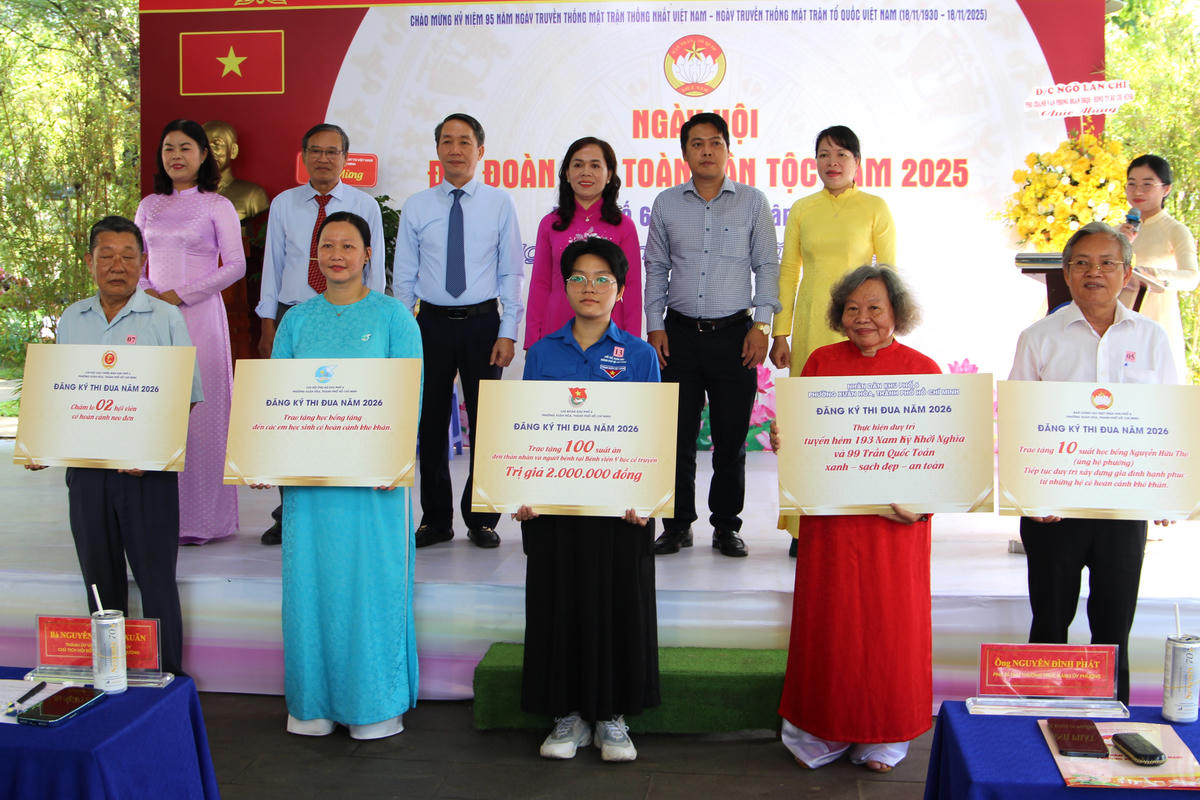 Đăng ký thi đua xây dựng khu khố. Ảnh: Q.Đ.