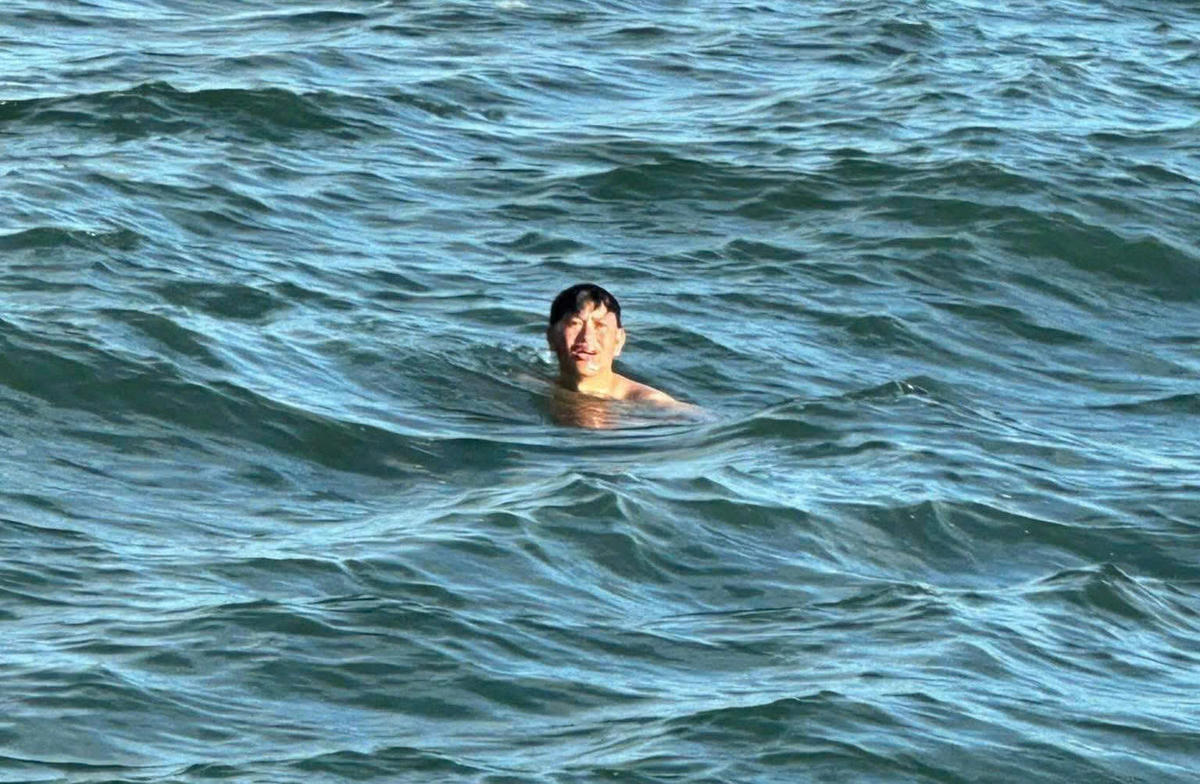 Ông Lê Văn Sanh trôi dạt trên biển sau 2 ngày được cứu sống. Ảnh: CV.