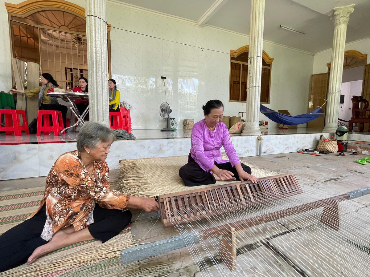 Phát triển du lịch nông thôn giúp nâng tầm giá trị nông sản, sản phẩm làng nghề. Ảnh: T. N