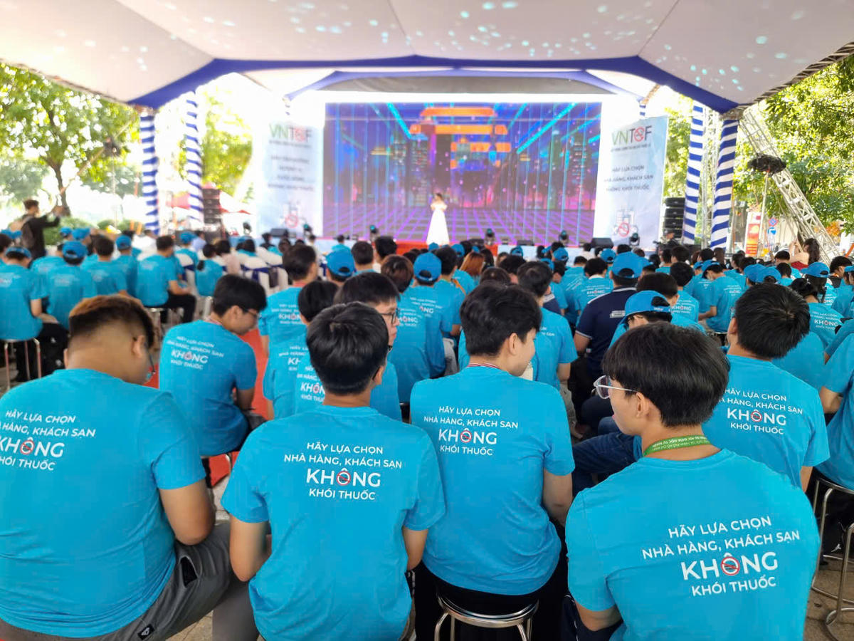 Các bạn trẻ hướng đến môi trường không khói thuốc lá. Ảnh: S.X