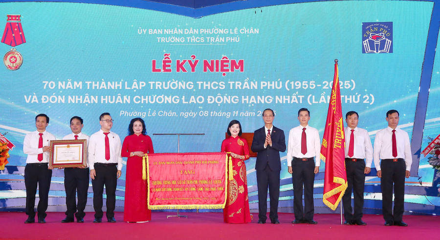 Trường THCS Trần Phú đón nhận bức trướng của TP Hải Phòng trao tặng mang dòng chữ “70 năm Xây dựng - Đoàn kết - Kỷ cương - Sáng tạo - Phát triển”. Ảnh: PT.&nbsp;