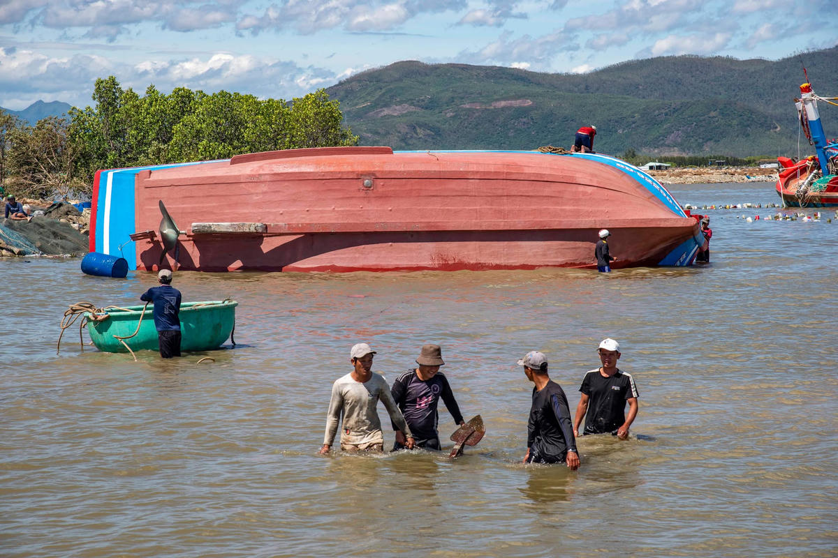 Sóng biển đánh chìm tàu cá của ngư dân xã Đề Gi, tỉnh Gia Lai.
