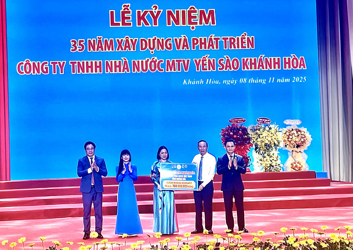 Công ty Yến sào Khánh Hòa trao tượng trưng 30 căn nhà Đại đoàn kết (ảnh Thùy Trang).