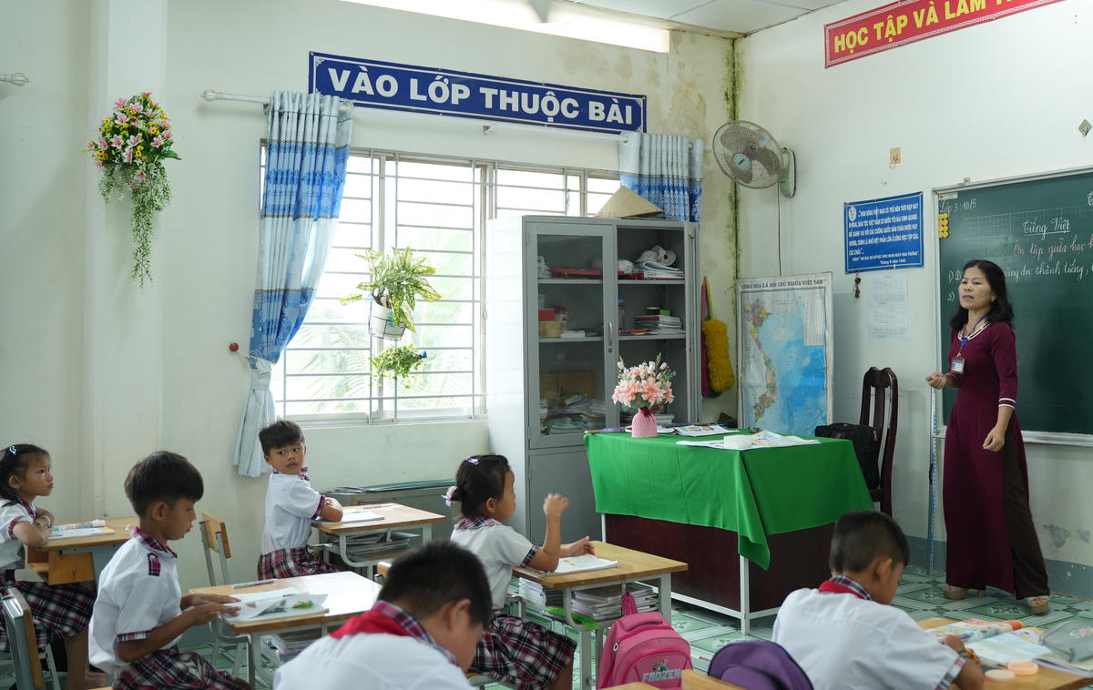 Cô Ái Mai hơn 30 năm gắn bó cùng các học trò miền biên giới. Ảnh: Đ.X.