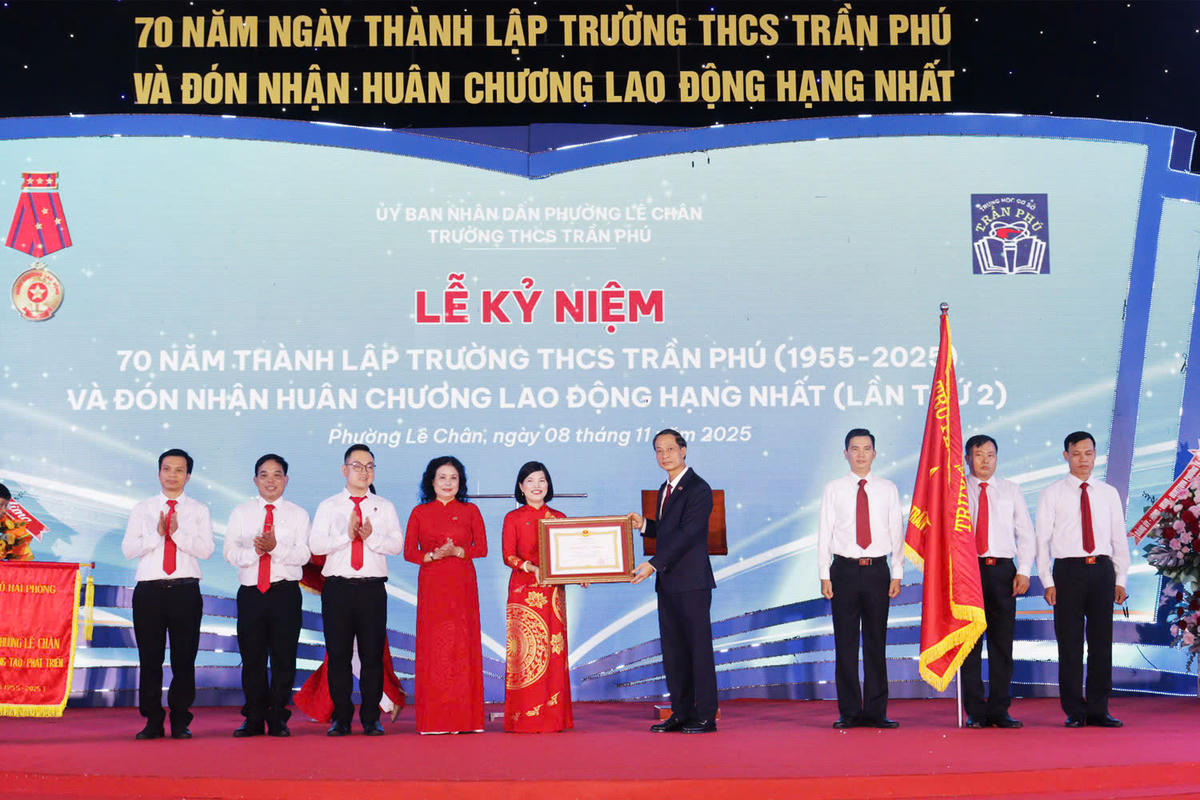 Thừa ủy quyền của Chủ tịch nước, Phó bí thư Thường trực Thành ủy Đỗ Mạnh Hiến trao Huân chương Lao động hạng Nhất (lần thứ hai) cho Trường THCS Trần Phú. Ảnh: PT.&nbsp;