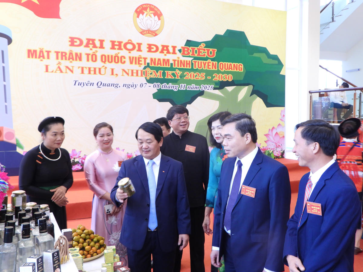 Bí thư Tỉnh ủy Tuyên Quang Hầu A Lềnh và các đại biểu tham quan các gian trưng bày sản phẩm đặc trưng của Tuyên Quang. Ảnh: Đ.S.