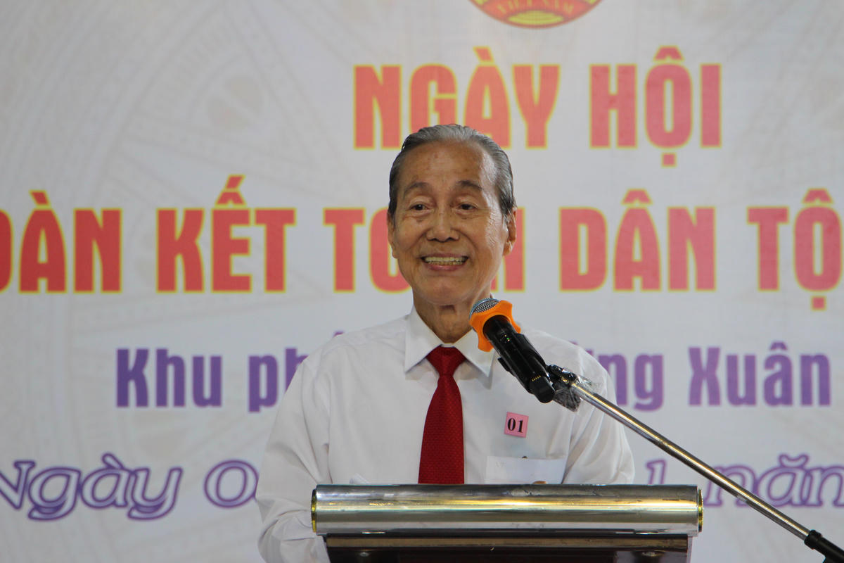 Ông Nguyễn Hữu Châu – Trưởng Ban Công tác Mặt trận Khu phố 6 báo cáo về kết quả hoạt động của khu phố trong thời gian qua. Ảnh: Q.Đ.