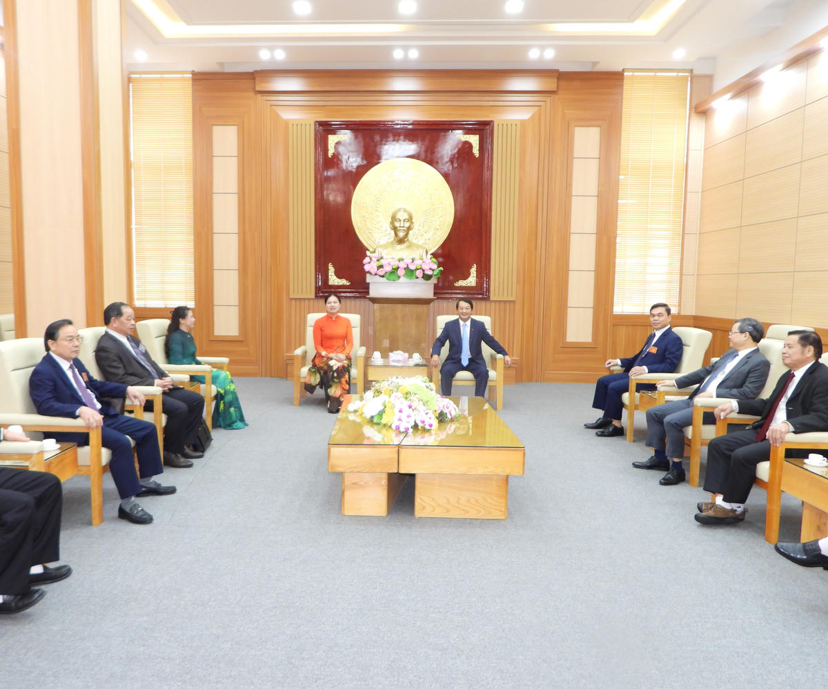 Ủy viên Trung ương Đảng, Phó Chủ tịch UBTƯ MTTQ Việt Nam Hà Thị Nga trao đổi với lãnh đạo tỉnh Tuyên Quang. Ảnh: X.T.