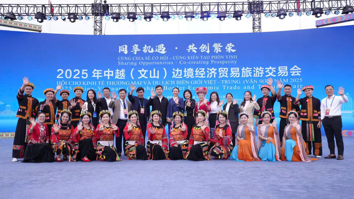 Đoàn Công tác của Sở Văn hóa Thể thao và Du lịch Tuyên Quang tại châu Văn Sơn (Trung Quốc).