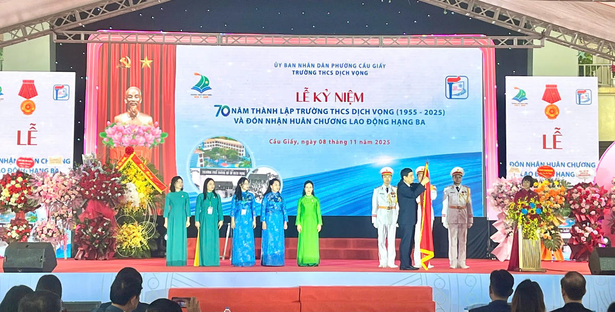 Trường THCS Dịch Vọng đón nhận Huân chương Lao động hạng Ba.