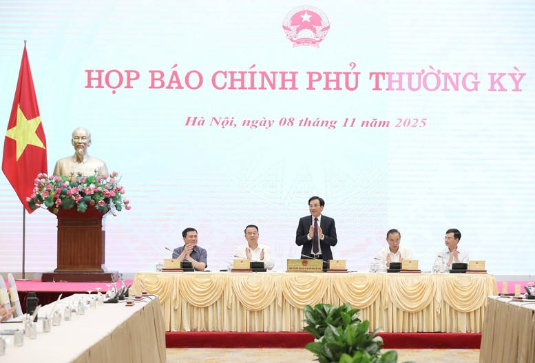 Kinh tế 10 tháng duy trì đà tích cực, thu ngân sách đạt 2,18 triệu tỷ đồng