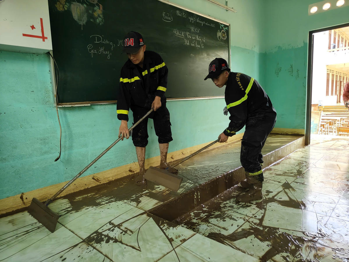 Lực lượng Công an hỗ trợ nhân dân khắc phục hậu quả bão lũ, ổn định cuộc sống. Ảnh: SĐ.