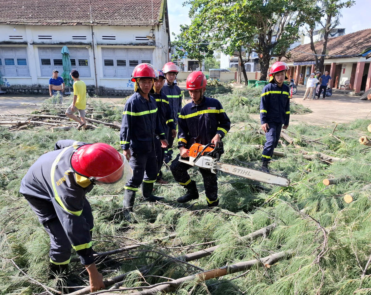Lực lượng Công an Đắk Lắk dọn dẹp cây xanh. Ảnh: SĐ.