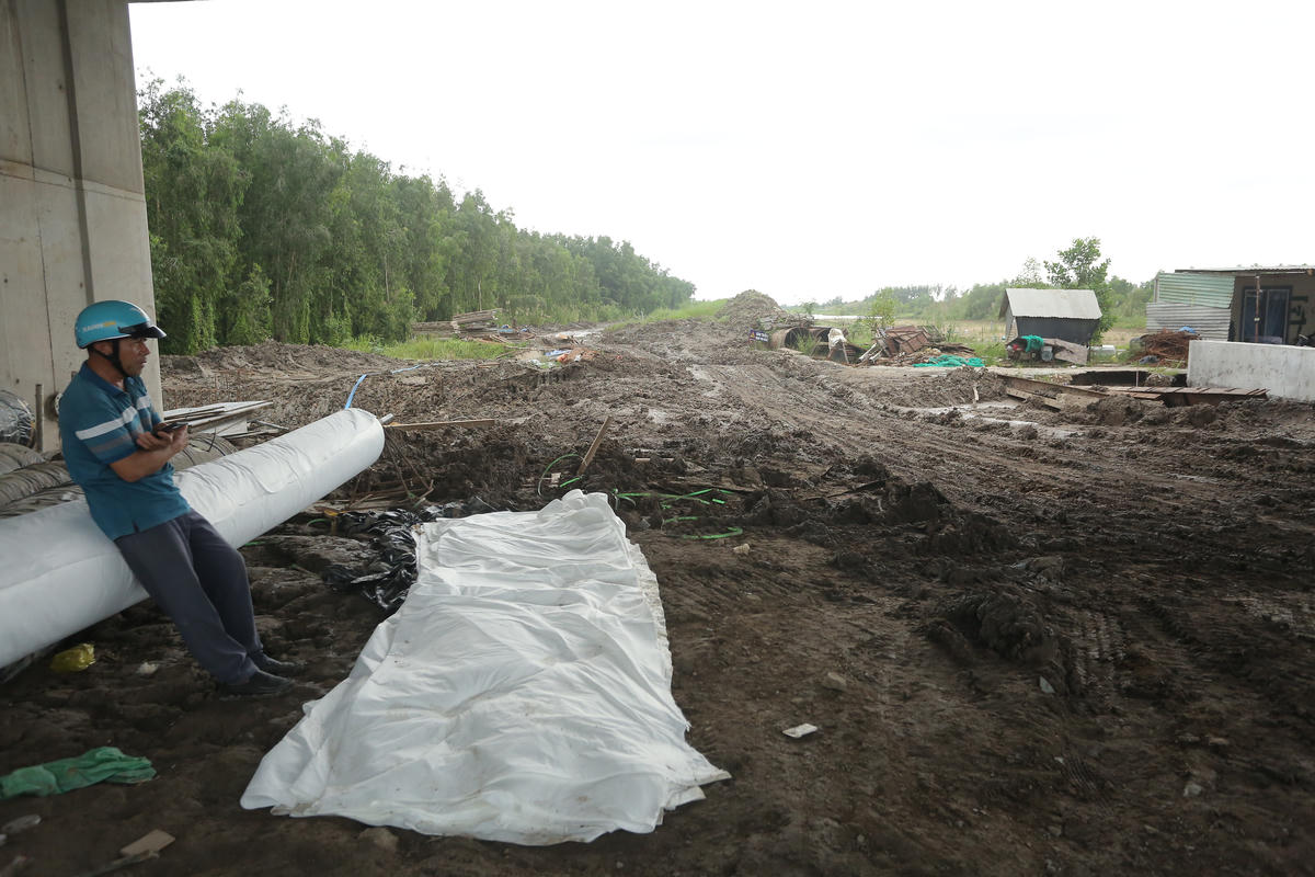 Khu vực qua rừng tràm ở huyện Bình Chánh cũ còn khá ngổn ngang. Ảnh: Đ.Xá.