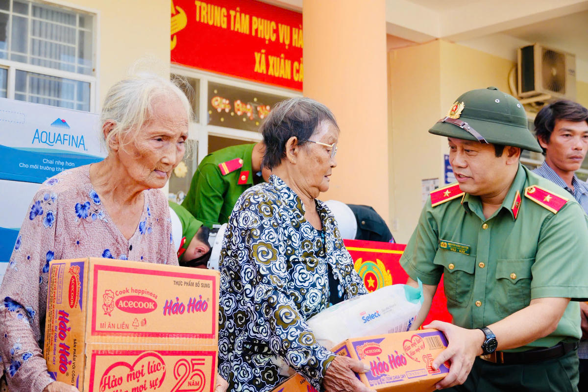 Thiếu tướng Nguyễn Hồng Nguyên&nbsp;thăm hỏi, động viên và hỗ trợ người dân khắc phục hậu quả do cơn bão số 13 (bão Kalmaegi) gây ra. Ảnh: SĐ.